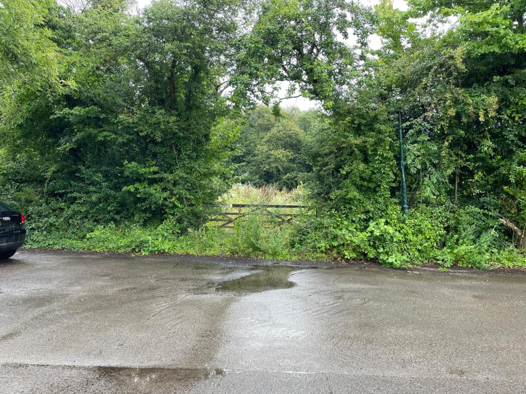 Lot: 178 - VACANT PARCEL OF FREEHOLD LAND - Gate from the car park of the behind the pub